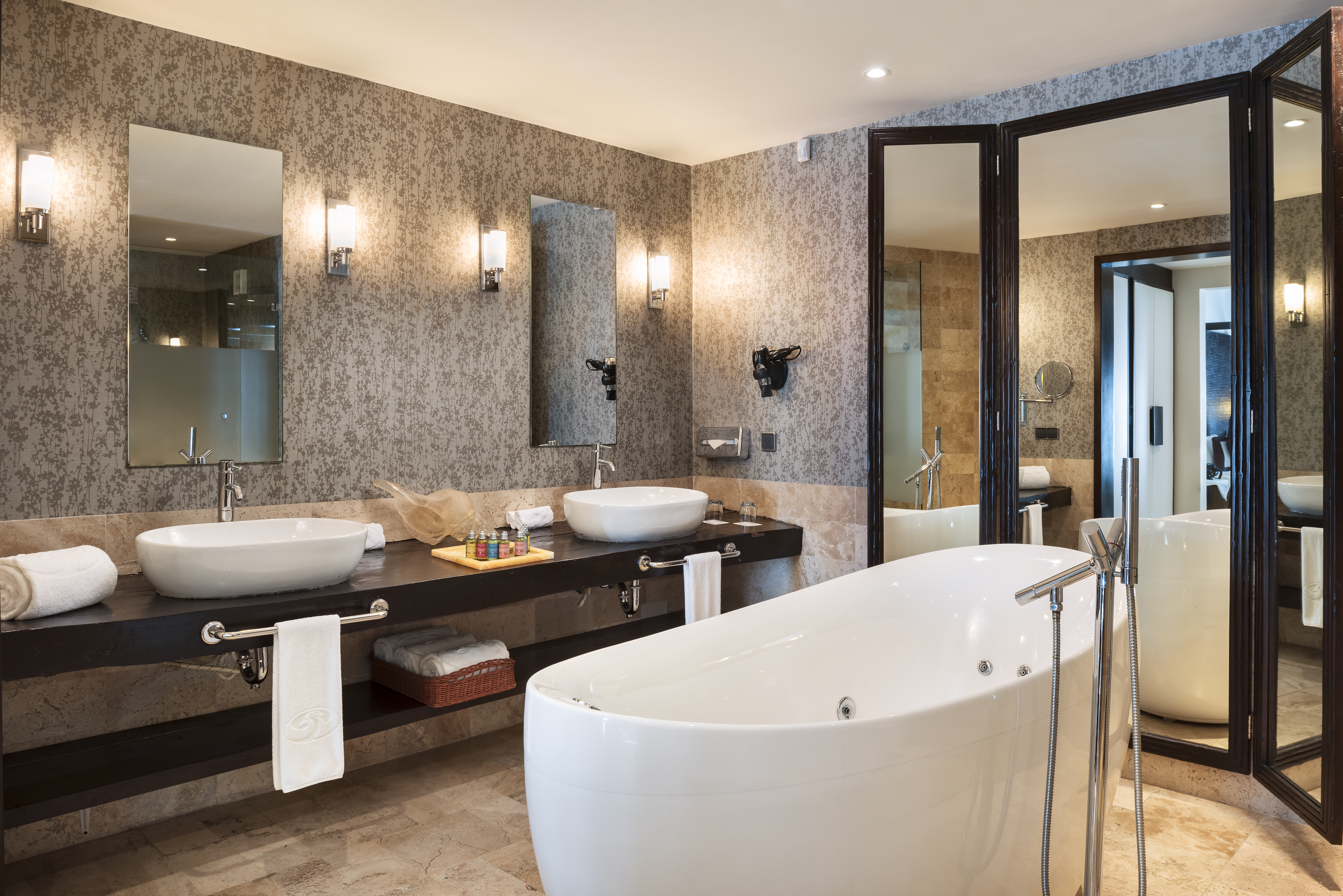 Guest room bath at the Grand Palladium Kantenah Riviera Maya, All Inclusive Resort in Riviera Maya, Other than US/Canada